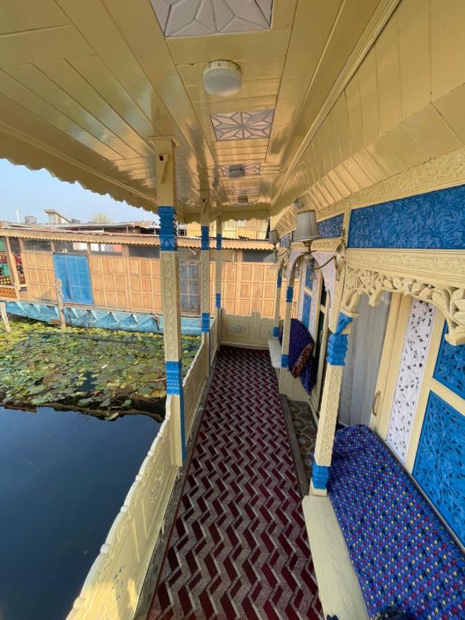 Floating Young Gulshan Houseboat Srīnagar 外观 照片